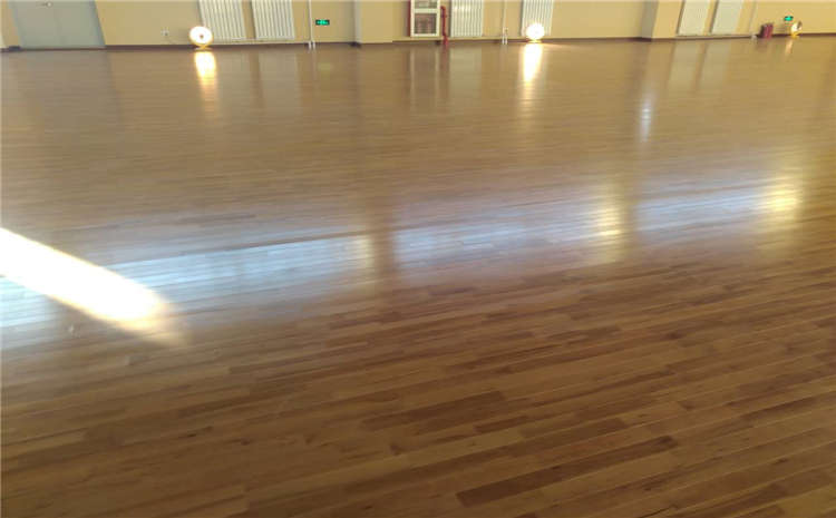 榪愬姩鏈ㄥ湴鏉?/></p>
<P>1銆佽繍鍔ㄥ畨鍏?/P>
<P>榪愬姩鏈ㄥ湴鏉挎槸涓€縐嶅叿鏈変紭鑹殑鎵胯澆鎬ц兘錛岄珮鍚擱渿鎬ц兘錛屾姉鍙樺艦鎬ц兘鐨勮繍鍔ㄦ湪鍦版澘緋葷粺錛屽茍涓斿叾琛ㄩ潰鐨勬懇鎿︾郴鏁板繀欏昏揪鍒?.4-0.6錛屽お婊戞垨澶訂閮戒細(xì)瀵硅繍鍔ㄥ憳閫犳垚浼ゅ銆備紭鑹殑鍐插嚮鍚告敹鎬ц兘鍙湁鏁堢殑閬垮厤榪愬姩鍛樺彈鍒拌繍鍔ㄦ崯浼ゃ€?/P>
<P>2銆佺幆淇濆仴搴?/P>
<P>榪愬姩鏈ㄥ湴鏉塊€夌敤鐨勯兘鏄ぉ鐒舵潗璐紝鏈韓娌℃湁姹℃煋婧愶紝鏈夌殑鏈ㄦ潗鏈夎姵棣欓厞錛岃繕鑳藉彂鍑烘湁鐩婂仴搴楓€佸畨紲炵殑棣欐皵銆傜敱浜庡疄鏈ㄦ潗璐ㄧ殑榪愬姩鏈ㄥ湴鏉跨幆淇濇棤姹℃煋錛岄偅灝卞榪愬姩浜哄憳鐨勮韓浣撳仴搴蜂笉浣嗘棤瀹籌紝鑰屼笖鏈夌泭銆?/P>
<p style=