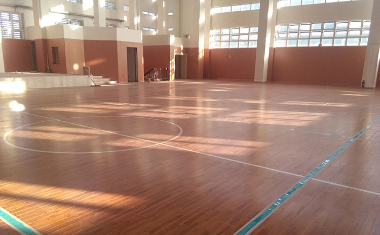 橡膠木風(fēng)雨操場地板怎么翻新