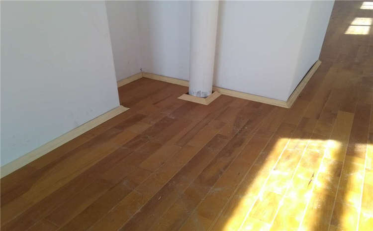 學校籃球館木地板多少錢一平米？