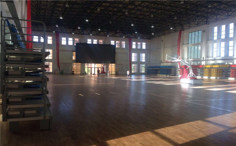 五角楓木地板籃球場(chǎng)怎么翻新