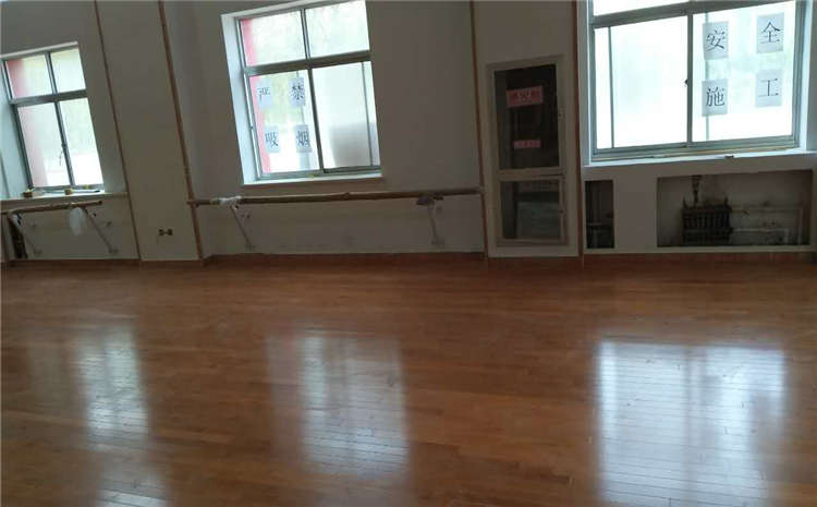 橡膠木籃球場實(shí)木地板廠家去哪找？