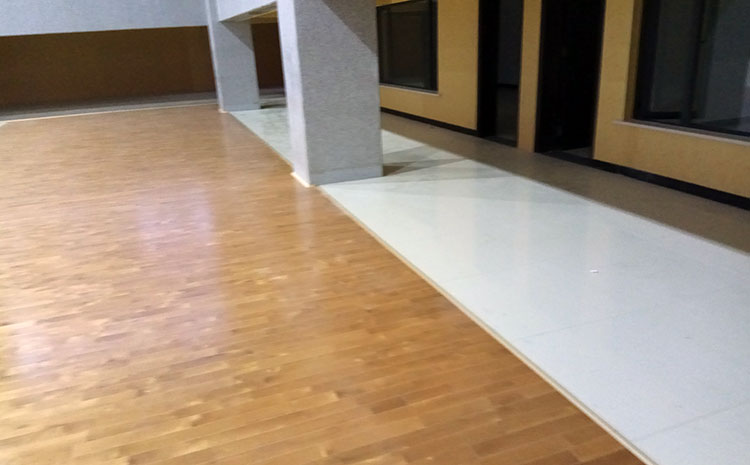 體育木地板木龍骨和吸震墊是什么材料？