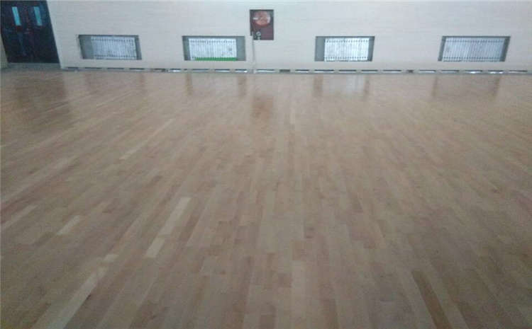 楓樺木籃球場木地板一般多少錢？
