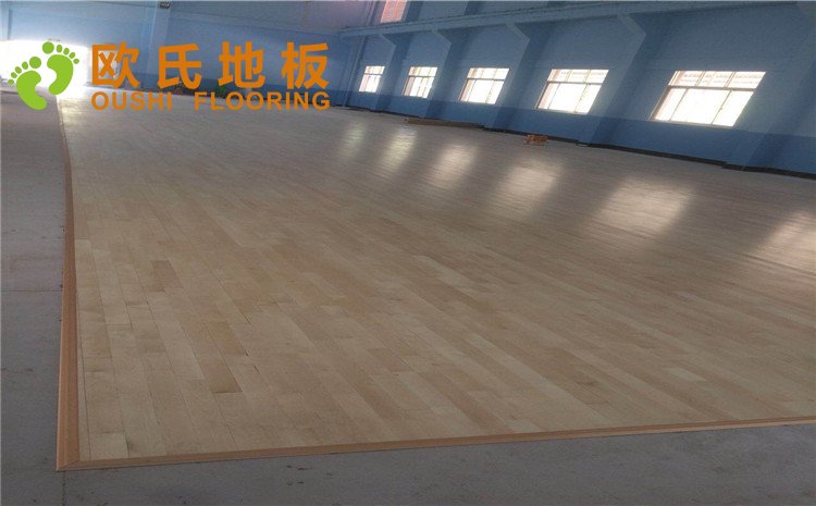 福建龍巖上杭縣瑞祥衹業(yè)公司羽毛球館木地板圖片